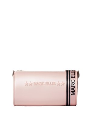 Borsa cilindrica in ecopelle rosa con logo "Marc Ellis" in rilievo e dettagli a stella; presenta una tracolla a strisce e hardware argentato.