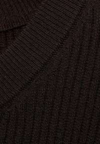 Dunkelbrauner gestrickter Stoff mit gerippter Textur, der vertikale Linien und einen rundem Ausschnitt aufweist. Weiches, dickes Material für Wärme.