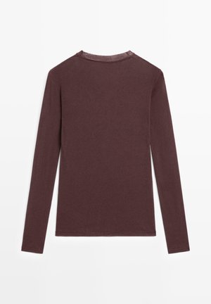 Effen donkerbruine longsleeve met ronde hals, plat gelegd en de achterkant zichtbaar, zonder zichtbare patronen of logo's.