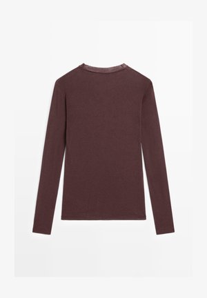 Schlichtes dunkelbraunes Langarm-T-Shirt mit Rundhalsausschnitt, flach hingelegt und von der Rückseite gezeigt, ohne sichtbare Muster oder Logos.