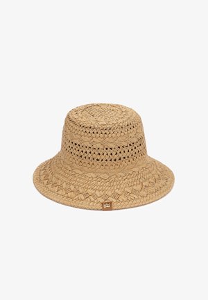 Smėlio spalvos pintas šiaudinis kibiro formos skrybėlė su plačia pakraštine ir mažu kvadrato formos odiniu ženkliuku priekyje.