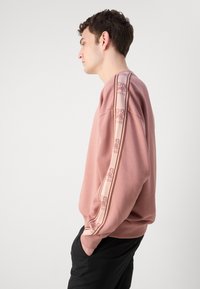 HUGO DUSTRIP - Sweatshirt - light pastel pink