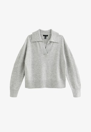 Szary krótki sweter z kołnierzykiem, długimi rękawami i prążkowanym dołem. Wykonany z miękkiego, dzianinowego materiału o gładkiej fakturze.