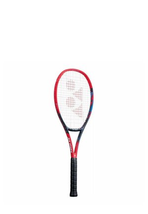 Racchetta da tennis rossa e nera con testa rotonda, telaio sottile, impugnatura nera texturizzata e corde bianche con motivo a griglia.