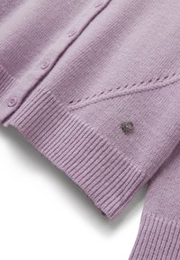 Cardigan in maglina di lavanda con bottoni, orlo e polsini a coste, dettaglio a punto diagonale e piccola spilla a forma di fiocco metallico vicino all'orlo.