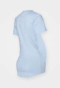 Lichtblauwe korte mouw jurk met een ronde halslijn, een gladde textuur en een eenvoudig ontwerp. Heeft een centrale naad en een logodetail aan de achterkant.