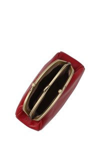 Rød læderhåndtaske med en struktureret form, der har en lukning med guldmetalklap og en beige indvendig med to rum.