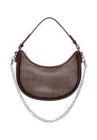 Bolso de mano de cuero marrón perforado con forma curvada, correa de cadena plateada y un asa superior. Presenta un cierre de cremallera en la parte superior.