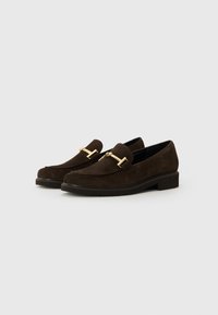 Braune Wildleder-Slipper mit glatter Oberfläche, die an der Vorderseite mit einem goldenen Hardware-Detail versehen sind und einen niedrigen Blockabsatz haben.