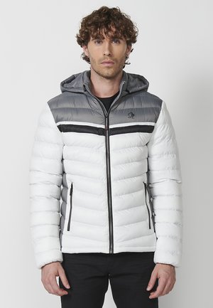 Doudoune blanche avec des accents gris. Comprend une capuche, un zip à l'avant et des rayures horizontales. Surface texturée et deux poches latérales.