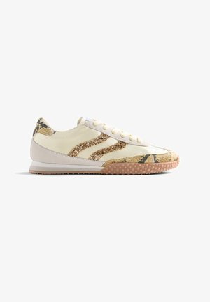 Sneakers con base crema, dettagli in glitter oro e motivo in pelle di serpente. Suola in gomma con piccoli tasselli per la trazione.