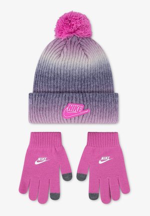 Lila-rosa gestrickte Mütze mit Bommel und passender rosa Handschuhe mit grauen Fingerspitzen, beide mit weißem Nike-Logo.