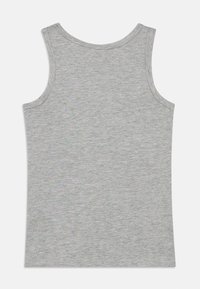 Šedé bezrukávové tričko vyrobené z měkké tkaniny. Má kulatý výstřih, hladkou texturu a čistý lem bez ozdob.