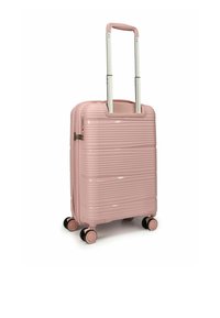 Valigia rigida rosa con design a righe orizzontali, manico estraibile, quattro ruote e chiusura con zip. Texture liscia e forma compatta.