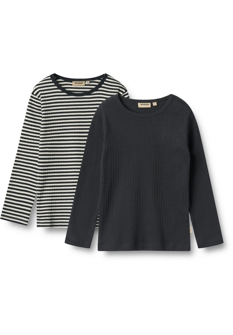 Deux chemises à manches longues : une ribbed grise et une rayée noir et blanc. Les deux ont des cols ronds et sont fabriquées en coton doux.