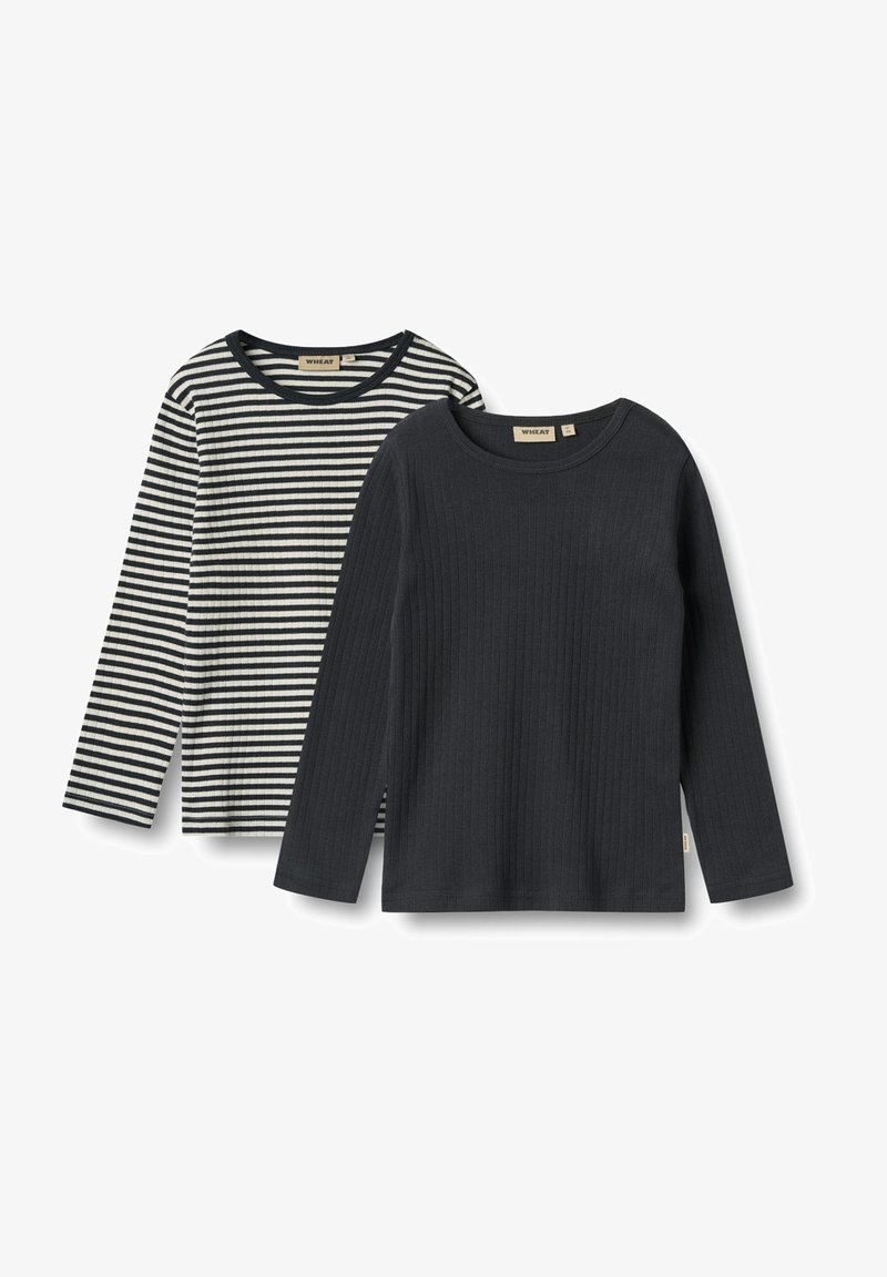 Zwei Langarmshirts: eines ist grau gerippt und das andere ist schwarz-weiß gestreift. Beide haben einen runden Halsausschnitt und sind aus weicher Baumwolle gefertigt.