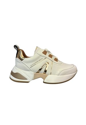 Sneakers bianchi con accenti dorati e suola beige. Presentano una finitura in pelle liscia, un logo prominente e un design robusto. Inclusa una linguetta per il rimorchio.