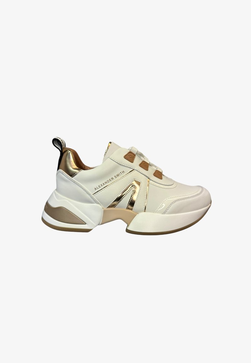 Baskets blanches avec des accents dorés et une semelle beige. Présentent une finition en cuir lisse, un logo prominent et une conception robuste. Inclut une languette.