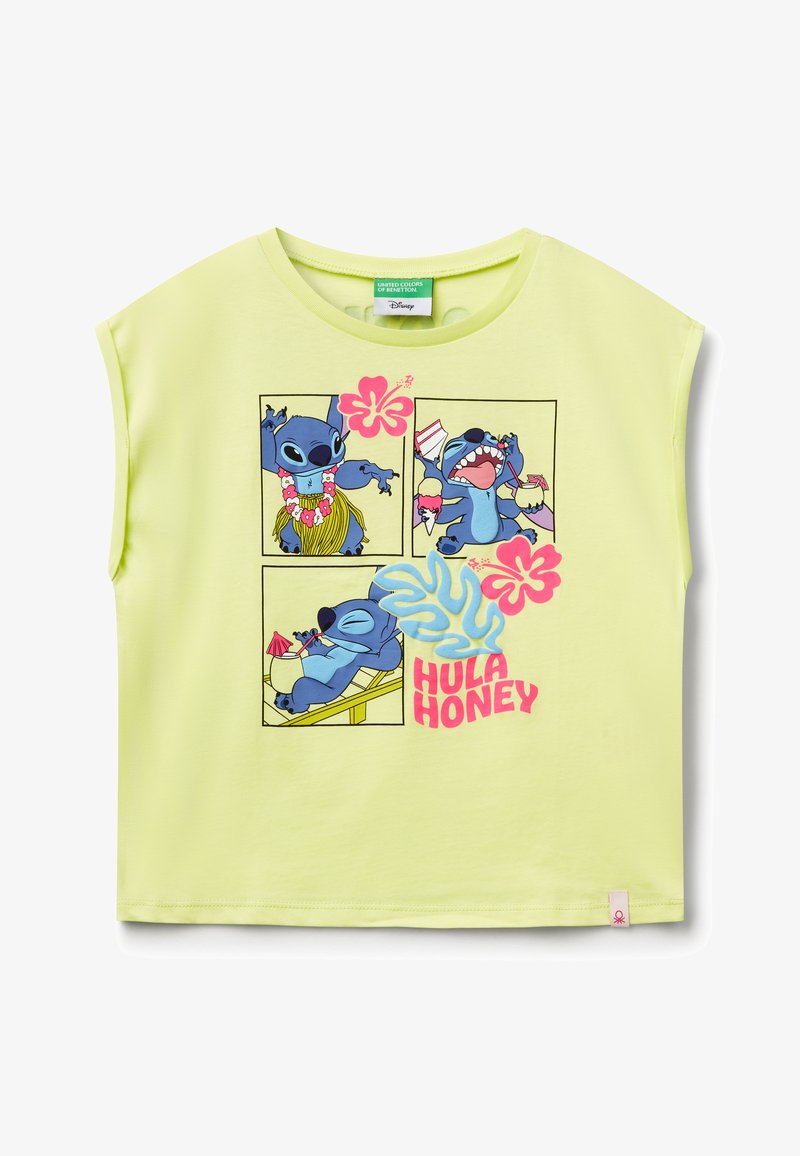 Limetkově zelené tričko s krátkým rukávem, na kterém jsou barevné kreslené ilustrace Stitcha a text "HULA HONEY" v růžové barvě na přední straně. Měkká tkanina.