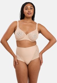 Set di reggiseno in pizzo nudo e slip a vita alta con motivo floreale, spalline regolabili e materiale morbido con pannelli laterali texturizzati.