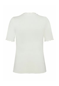 Kortærmet hvid t-shirt lavet af blødt stof, med en scallop-udskæring ved halsen og ærmernes kanter, samt en tætsiddende design, der indsnævrer sig ved taljen.