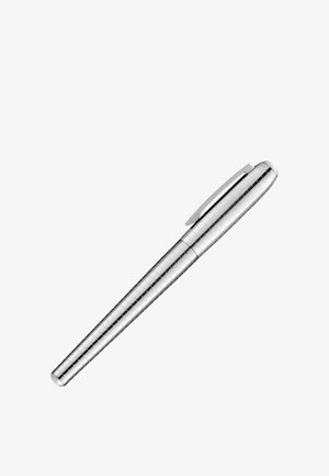 Zilverkleurige metalen pen met horizontaal gesegmenteerd ontwerp en clip aan de dop, getoond op een witte achtergrond.