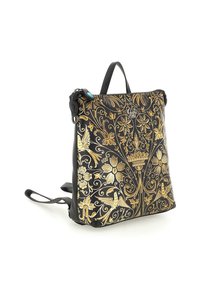 Zaino in pelle nera con intricati motivi floreali dorati, manico superiore, spallacci regolabili e chiusura con cerniera.