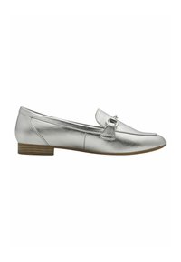 Mocasines plateados metálicos con tacón bajo, que cuentan con un bucle decorativo en la parte delantera y una textura suave, diseñados con una forma de punta redondeada.