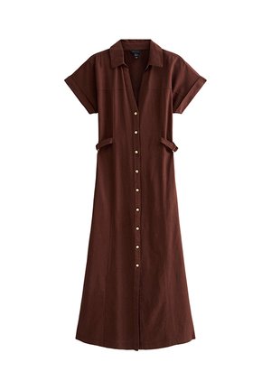 Brązowa sukienka midi z krótkim rękawem, kołnierzykiem, zapinana na guziki z przodu oraz z bocznymi pętlami na pasek, prezentowana na białym tle.