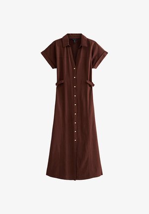 Brązowa sukienka midi z krótkim rękawem, kołnierzykiem, zapinana na guziki z przodu oraz z bocznymi pętlami na pasek, prezentowana na białym tle.