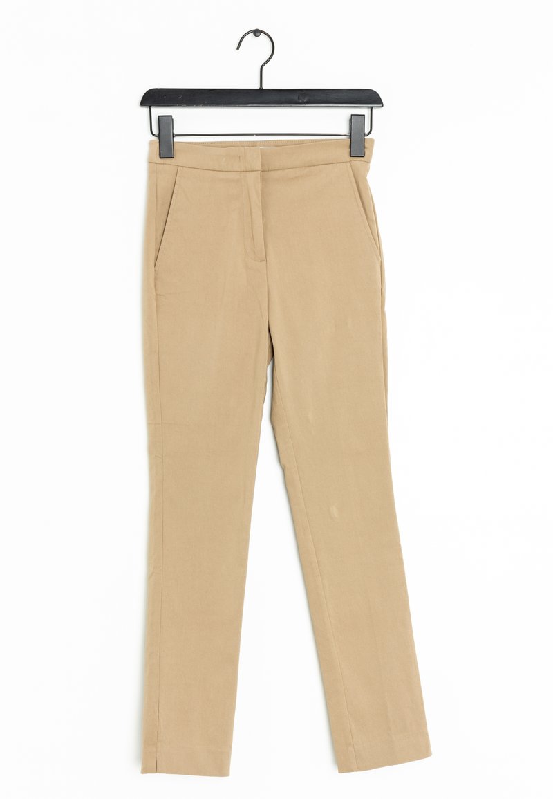 Pantalons beige ajustés en tissu lisse, dotés de deux poches latérales et d'une coupe droite, suspendus à un cintre en plastique noir.