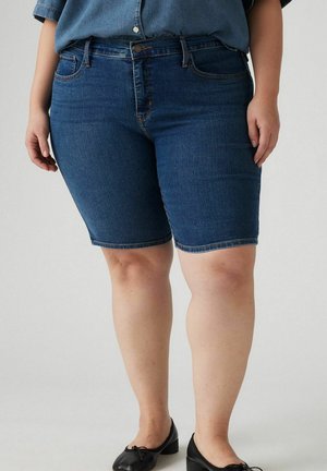 Denimbermuda shorts i mörkblått, med en klassisk femfickorsdesign, knäppning och en lätt stretch för komfort.