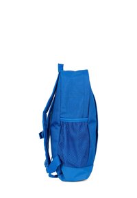 Niebieski plecak z tkaniny, z siateczkową kieszonką boczną, regulowanymi paskami i usztywnioną konstrukcją. Gładka faktura z jednolitą kolorystyką.