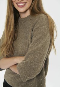 Brązowy sweter dzianinowy z rękawami o długości trzech czwartych, charakteryzujący się miękką teksturą i subtelnym blaskiem dzięki metalicznym nitkom wplecionym w całość.