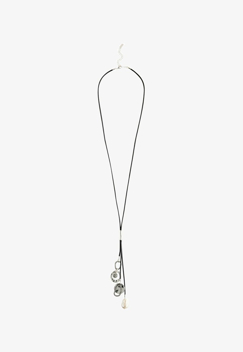 Longue collier noir en cordon avec des accents en ton argent, trois pendentifs ronds et une seule perle blanche au bout. Fermoir de chaîne ajustable.