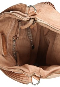 Sac en cuir tan avec un extérieur texturé et une fermeture éclair. L'intérieur présente une doublure douce, plusieurs poches et des accents en métal argenté.