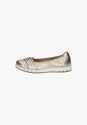 Metallisch goldene Ballerinas mit einer runden Zehenpartie, verfügen über eine gefältelte Oberfläche auf der Vorderseite und eine weiße Gummisohle mit strukturiertem Profil.