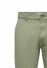 Pantaloni verde oliva chiaro realizzati in un tessuto liscio, dotati di chiusura a bottone, passanti per la cintura e tasche laterali. Design semplice, senza motivi.