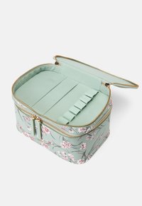Cosmetictas in mintgroene stof met bloemmotief, gouden rits, rechthoekig ontwerp, ingedeelde binnenkant met elastische banden voor het organiseren van spullen.