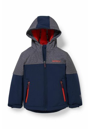 Marineblauwe en grijze capuchonjas met rode accenten, ritssluiting aan de voorkant en twee zijzakken. Zachte textuur met een sportief ontwerp en contrasterende materialen.