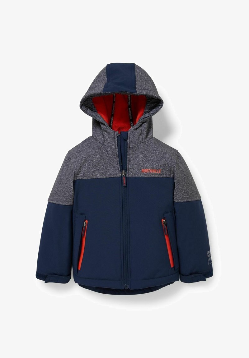 Veste à capuche bleu marine et grise avec des accents rouges, fermeture éclair frontale et deux poches latérales. Texture douce avec un design sportif et des matériaux contrastants.