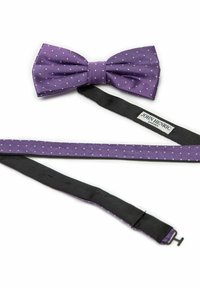 Lila pricktånga fluga i vävt tyg med en texturerad yta. Har en svart justerbar rem och en etikett med "John Henric."