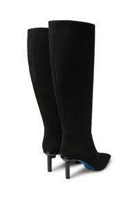 Stivali alti fino al ginocchio in camoscio nero con punte appuntite e tacchi a spillo eleganti. L'interno presenta un accento blu alla base del tallone.