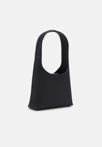 Borsetta nera con una finitura texturizzata, dotata di una maniglia curva e di un'apertura superiore, progettata in una forma strutturata e angolare.