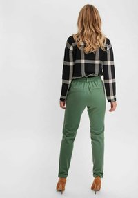 Vero Moda VMMAYA SOLID PANT - Nohavice - Evergreen