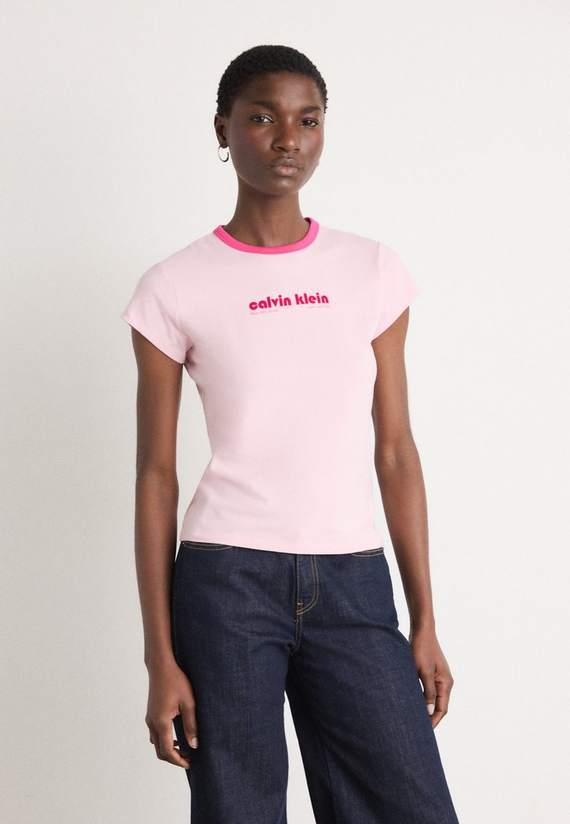 Calvin Klein Jeans RETRO LOGO GRAPHIC TEE - T-shirts med print - sweet pink