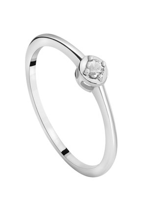 Silberner Ring mit einem runden, klaren Edelstein, der in einer vierstrebigen Fassung auf einem glatten, schlanken Ring mit polierter Oberfläche eingefasst ist.