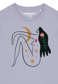 T-shirt en coton violet avec un graphique représentant une figure nue ornée d'étoiles, d'un croissant de lune, de fleurs et d'accents de feuilles.