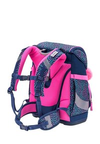 Rucksack in Pink und Marineblau, aus strapazierfähigem Stoff mit Netzpolsterung. Verfügt über verstellbare Träger, reflektierende Akzente und ein strukturiertes Musterdesign.