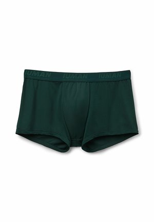 Donkergroene herenen boxer briefs met elastische tailleband met subtiele "IUMAN" branding, plat neergelegd op een witte achtergrond.
